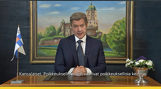 Presidentti Niinistö istuu pöydän ääressä, pöydällä Suomen lippu, takana maalaus Turun linnasta.